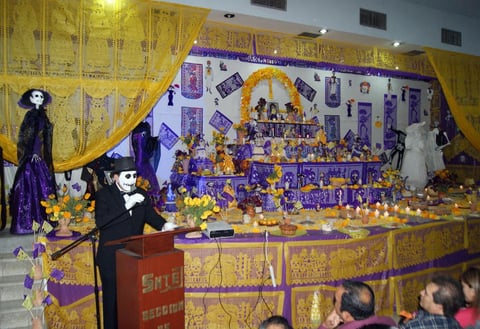 03112012 ALTAR  de muertos de la Sección 35 del SNTE dedicado a la maestra Marí­a Luisa Rocha Castañeda.