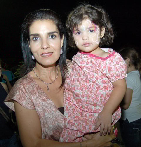 María Esther Ramírez de Fernández y Camila Fernández.