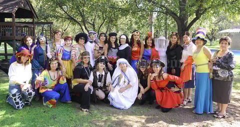Socias del Club de Jardinería Alhelí durante su festejo del Día de Brujas.