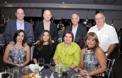 Mauricio, Rodolfo, Julio, Ángel, Esther, Sandra, Pilar y Alejandra.
