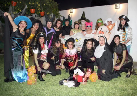 CELEBRAN HALLOWEEN
Amigas que acuden a una academia de baile se reunieron para celebrar Halloween con divertida recepción, donde el requisito fue asistir disfrazadas.