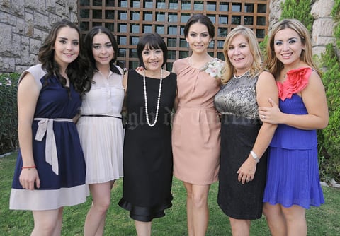 Lorena Reyes Montellano junto a las anfitrionas de su festejo prenupcial Juanita deOrtiz, Sandra Montellano de Reyes, Karina Ortiz de Portilla, Alicia y Ana Gaby Reyes Montellano.