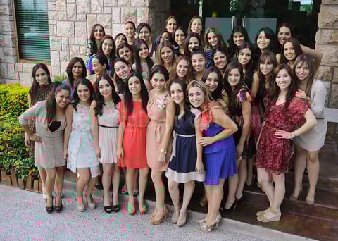 Lorena rodeada de las damas asistentes a su festejo prenupcial.