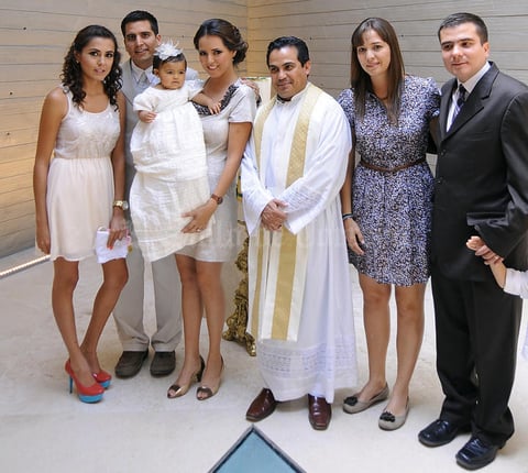 La pequeña Jimena en compañía de sus papás Jorge y Selene; sus padrinos, Evelyn, José Lorenzo y Susana; y el sacerdote Víctor Manuel Gómez Hernández.