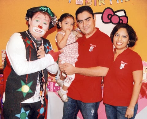 04112012 CUMPLEAÑERA.  Marcelita Reveles fue festejada al cumplir dos años de edad por sus papás Benjamín Reveles y Rocío Parrilla de Reveles, donde alegría un payasito.