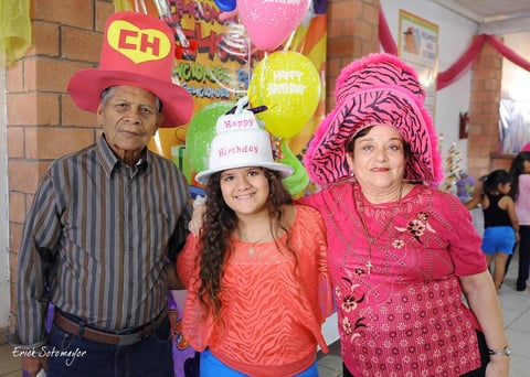 04112012 ISIS NATALIA  con sus abuelos Macario y María Teresa.