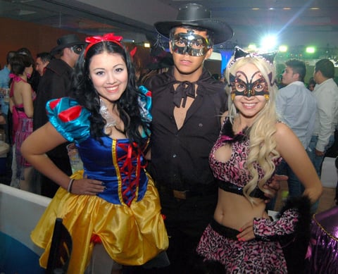 07112012 DIVERSIÓN.  Michelle Gutiérrez, David Urby y Karina Franco.