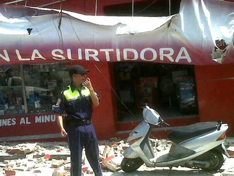 Muchos de los coloridos edificios de adobe del centro de San Marcos, presentaban daños o se habían reducido a escombros, incluyendo la estación de Policía y el palacio de justicia.