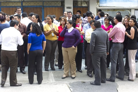 El sismo provocó caos entre las personas que se encontraban trabajando.