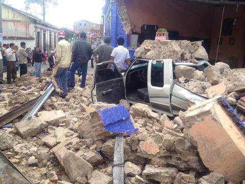 Un fuerte sismo de 7.4 grados de magnitud sacudió el litoral pacífico de Guatemala, mató al menos a 48 personas en dos provincias al tumbar gruesas paredes de adobe,  y provocar una estampida de aterrorizados aldeanos.