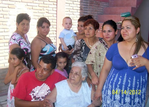 Doña Esperanza Hernández con hijas, nietas y bisnietas.