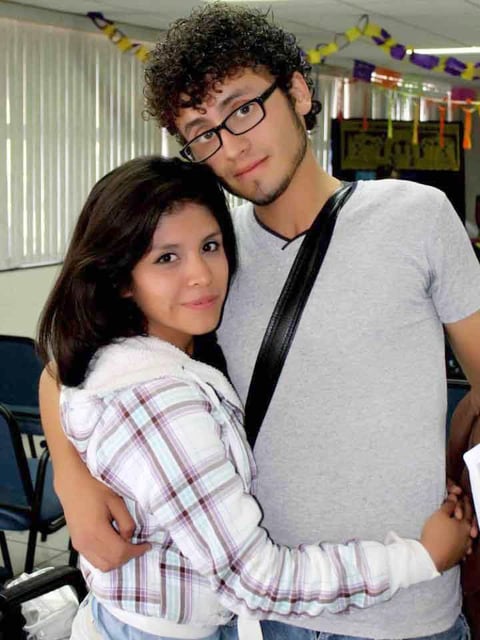 Fernanda Mijares y Érik Rodríguez Barajas, organizadores del altar de muertos en la escuela de licenciatura de enfermería.