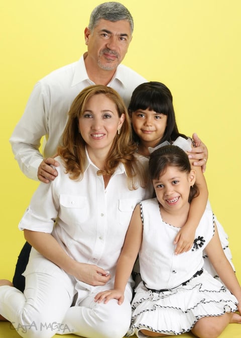 10112012 LAS HERMANITAS  cumpleañeras con su papás los señores Mario Ayala y Lucy Garza. Caja Mágica