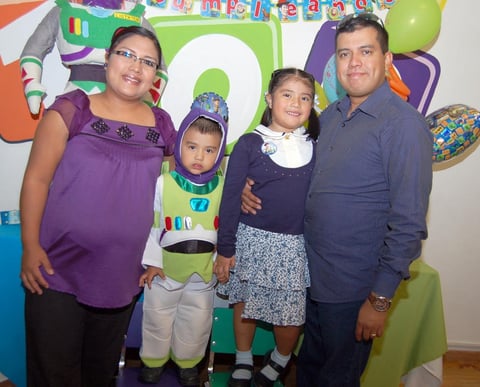 10112012 LUIS ARTURO  Arreola PÃ©rez disfrutÃ³ de una divertida fiesta con sus seres queridos.
