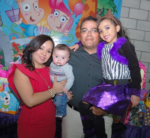 10112012 ELANY  Esquivel en compaÃ±Ã­a de su familia.
