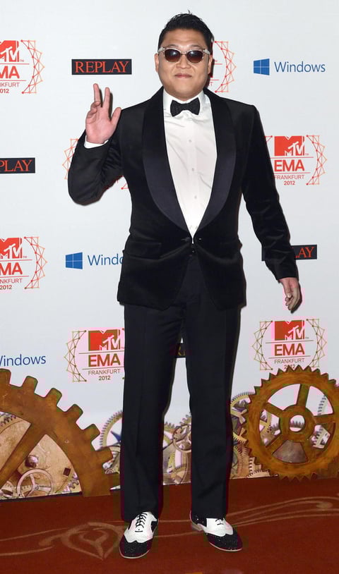 La sensación del momento, el cantante surcoreano Psy, desfiló también por la alfombra roja.