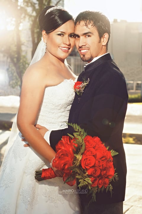 LIC. CATALINA Estrada Gómez y Lic. Jonathan Édgar Zapata Pérez contrajeron matrimonio el 13 de octubre de 2012, en la Parroquia Los Ángeles. Sus padres son los Sres. Héctor Estrada Navarro y María de la Luz Gómez Castro; C.P. José E. Zapata González y Rosa Elva Pérez Gil.- Mario Aspland Fotografía