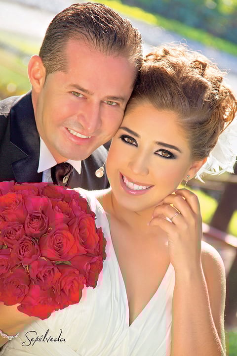 Srita. Lorena Viesca Acosta y Dr. Marco Antonio Burgos Márquez unieron sus vidas en matrimonio el 27 de octubre de 2012, en punto de las 20:00 horas. Sus padres son los Sres.Rubén Viesca Roiz y Gloria Acosta de Viesca; Dr. Marco Aurelio Burgos Martínez y Sra. Raquel Márquez de Burgos.- Sepúlveda Fotografía