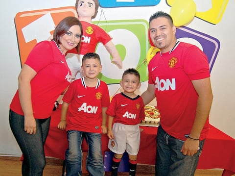11112012 MATEO  acompaÃ±ado de sus papÃ¡s Yesinia Yolanda Colchado GarcÃ­a y Manuel Antonio MartÃ­nez Robles, y su hermanito Charbel MartÃ­nez Colchado.