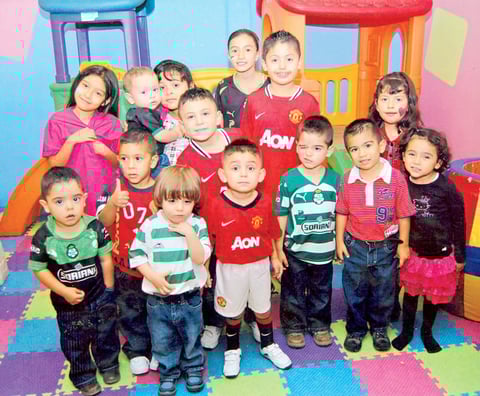 11112012 EL CUMPLEAÃ±ERO  con un grupo de pequeÃ±itos que asistieron a su divertida fiesta.