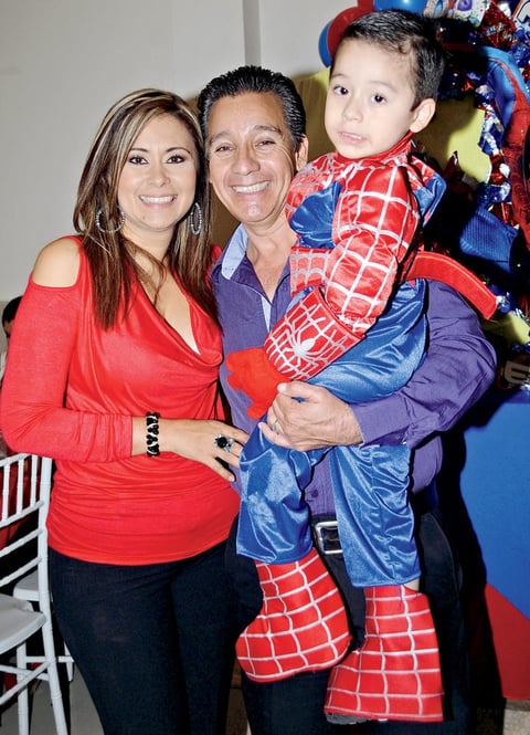 11112012 Ã‰RICK  con sus papÃ¡s Norma Natalia Tovar Ayala y Federico Castro Carrazco.