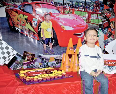 11112012 SERGIO ALEJANDRO  Amaro PÃ©rez, feliz en su divertida fiesta de cumpleaÃ±os.