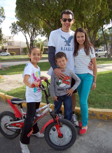 12112012 DAGOBERTO , Mariana, Emilia y Beto.