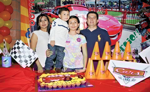 11112012 EL FESTEJADO  con sus papás Marcela Pérez de Amaro, Sergio Amaro Herrera y su hermanita Marián Amaro Pérez.