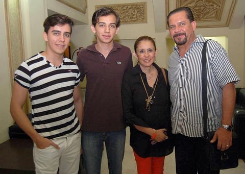 12112012 EDUARDO,  Joel, Ana Marí­a y Joel Cobos.