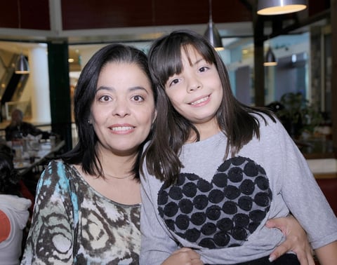11112012 FELIZ CUMPLE.  Mara Muñoz Garcí­a en compañía de su mamá