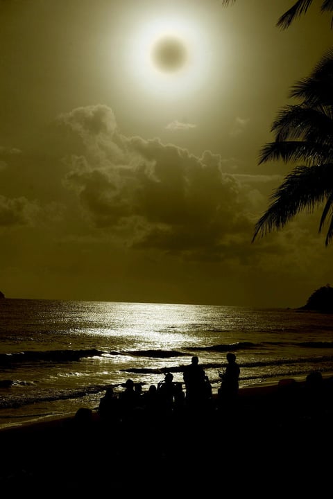 El último eclipse de sol que se vio en Australia fue el 4 de diciembre de 2002 cuando la localidad de Ceduna, en el sur del país, se sumergió en tinieblas y este evento no se repetirá en la isla-continente hasta el 2028.