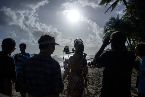 El eclipse total de Sol alcanzó su plenitud alrededor de las 6:39 hora local (20:39 gmt) sumiendo a una zona del norte del estado de Queensland en la oscuridad por poco más de dos minutos.