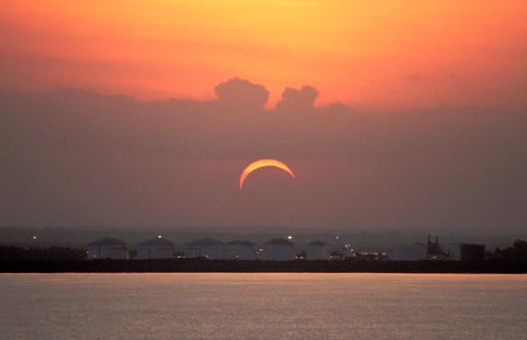 En la zona insular y continental de Chile el eclipse llegó a su punto máximo a las 19:44 hora local (22:44 GMT) y según los expertos duró casi cuatro minutos.