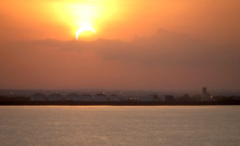 La Luna comenzó a cubrir la luz del Sol a las 06:35 horas locales del miércoles (20:35 GMT ) y tardó aproximadamente una hora en hacerlo de manera total.