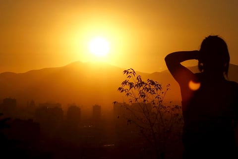 En Chile, cientos de personas pudieron observar el eclipse de sol parcial que se registró en ese país, que ya disfruta de altas temperaturas, y que coincidió con la puesta del astro rey.