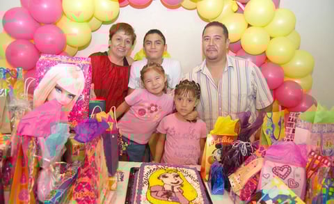 13112012 LOS PEQUEÃ±INES  Isabella, Iker y Daniella durante su festejo.