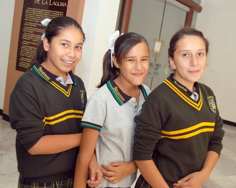13112012 INAUGURACIÃ³N DE EXPOSICIÃ³N.  Mariana, SarahÃ­ y Diana.