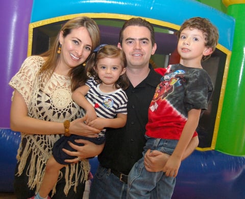 14112012 EN UNA FIESTA.  Karen, Ximena, Javier Corpus y Mario Prieto.