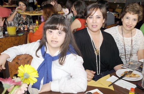13112012 ASISTEN A CUMPLEAÑOS.  Laurita, Norma y Bety.