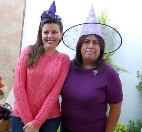13112012 CELEBRAN DE DISFRACES.  Elena y Laura.