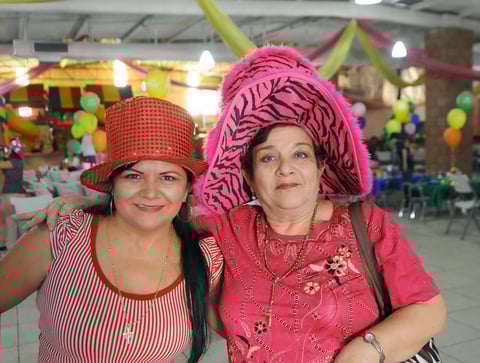 14112012 FIESTA DE SOMBREROS.  Alma y Marí­a Teresa.