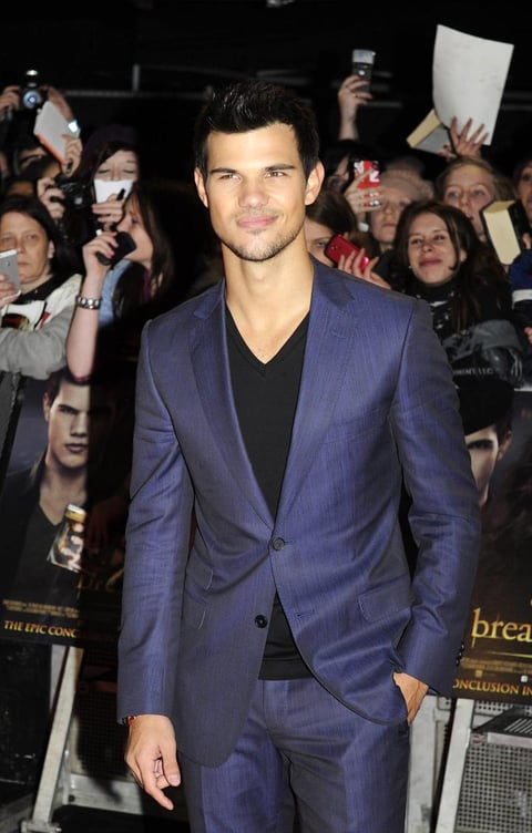 Taylor Lautner portó un traje color azul con una camisa negra en el estreno de la última película de Crepúsculo en Londres.