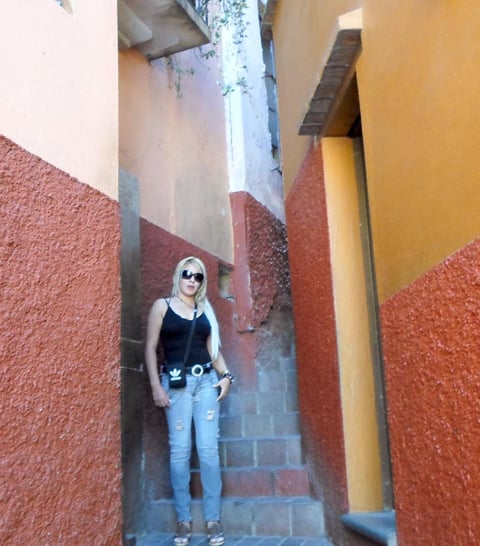 Yaneth Quiñones en el Callejón del Beso en Guanajuato.