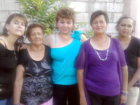 María Isabel y sus hijas Rosa, Rosario, Kukis y Hilary.