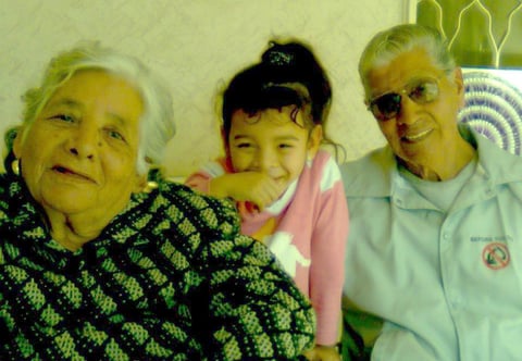 La pequeña Amy junto a sus bisabuelos Esperanza y Jorge.