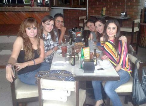 Festejando el cumple de Nancy, la acompañan: Gris, Lili, Jorge, Nallely y Mary.
