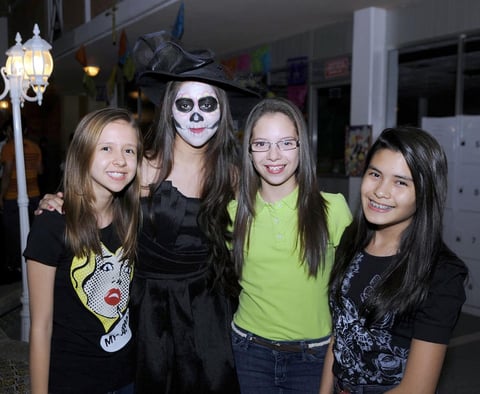 16112012 FESTEJO.  Gaby, Lizy, Valeria y Ale.