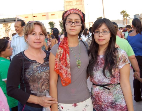 15112012 DISFRUTARON EN LA PLAZA MAYOR.  Guillermina Amaya, Jazmín y Jackeline.