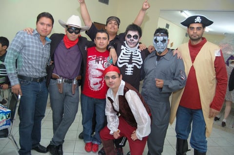 16112012 CELEBRACIÓN.  Hugo, Luis, René, Roberto, Pokio, Pako, Jorge e Isaac.