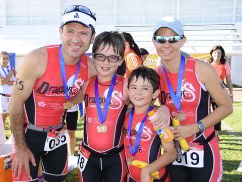 16112012 EN CARRERA ATLÃ©TICA.  VÃ­ctor, Eliud, RamÃ³n, Marcela y Magda.